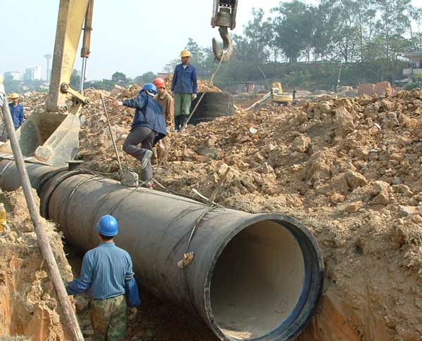 大型球墨鑄鐵管道施工現(xiàn)場(chǎng)